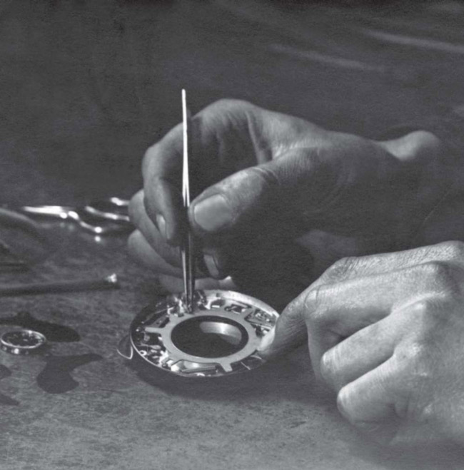 Reparatur-eines-Fotoapparates-in-der-Werkstatt-Nass-1931